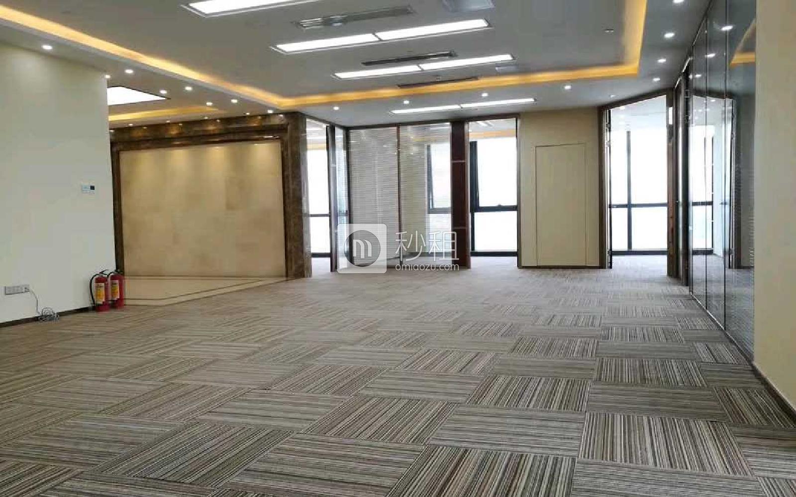 长富金茂大厦写字楼出租462平米精装办公室130元/m².月