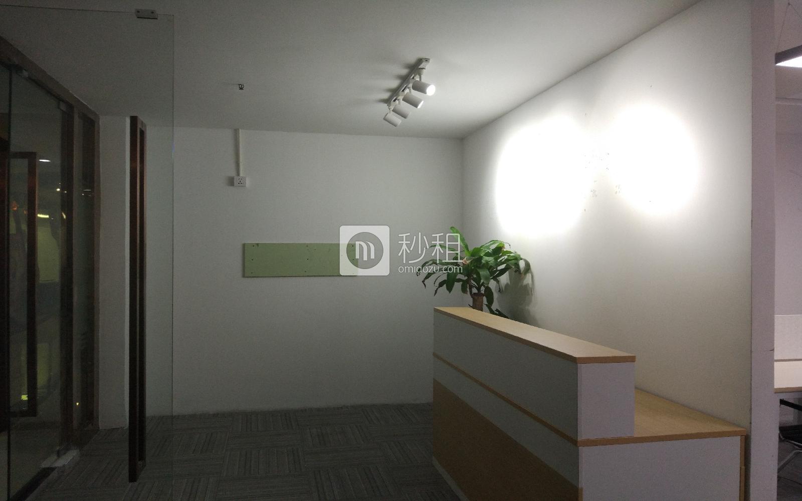 前沿商务空间写字楼出租210平米精装办公室15700元/间.月