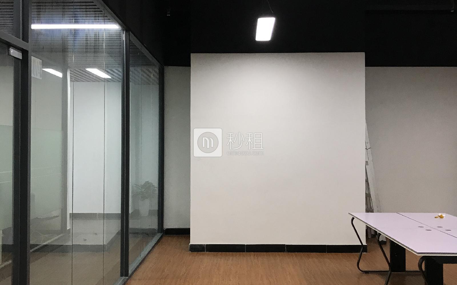 鸿丰华互联网创意园（云立方）写字楼出租112平米简装办公室52元/m².月