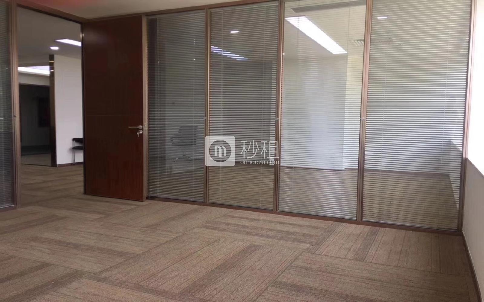 喜年中心写字楼出租245平米精装办公室105元/m².月