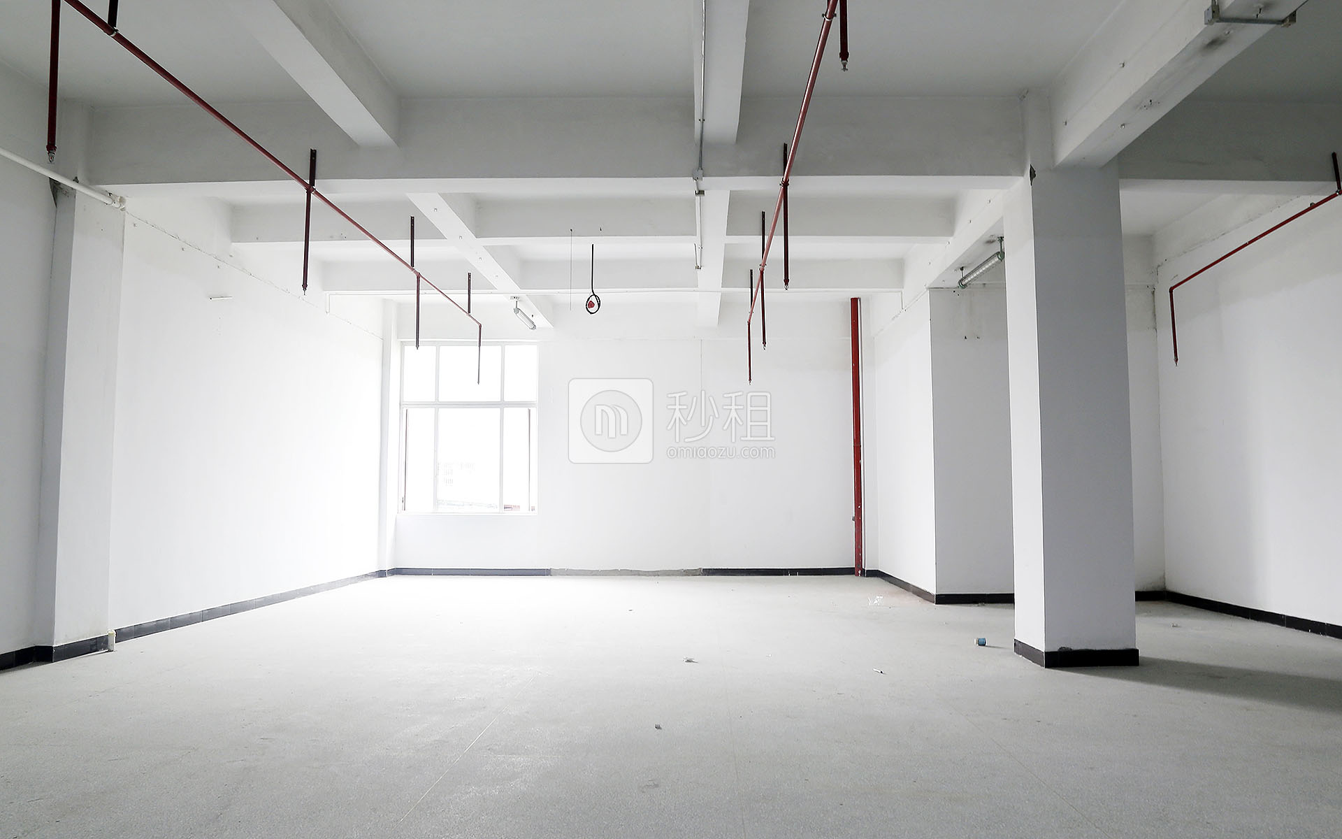 鸿丰华互联网创意园（云立方）写字楼出租550平米毛坯办公室30元/m².月