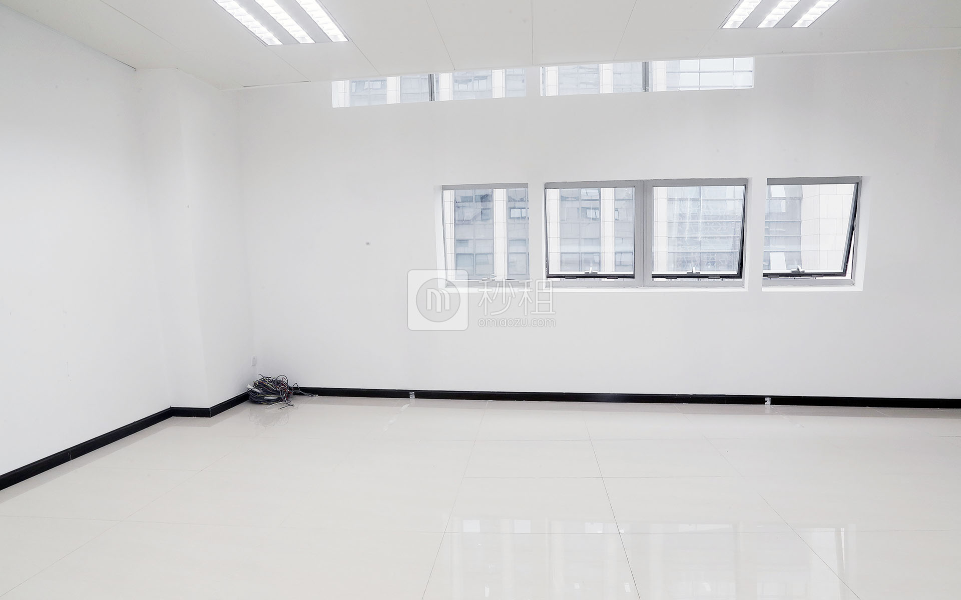 卫星大厦写字楼出租320平米精装办公室125元/m².月