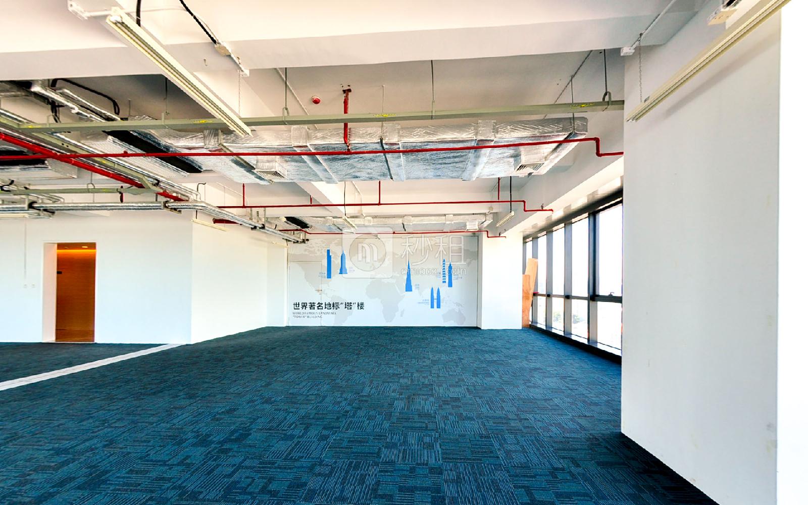 长富金茂大厦写字楼出租345平米精装办公室130元/m².月
