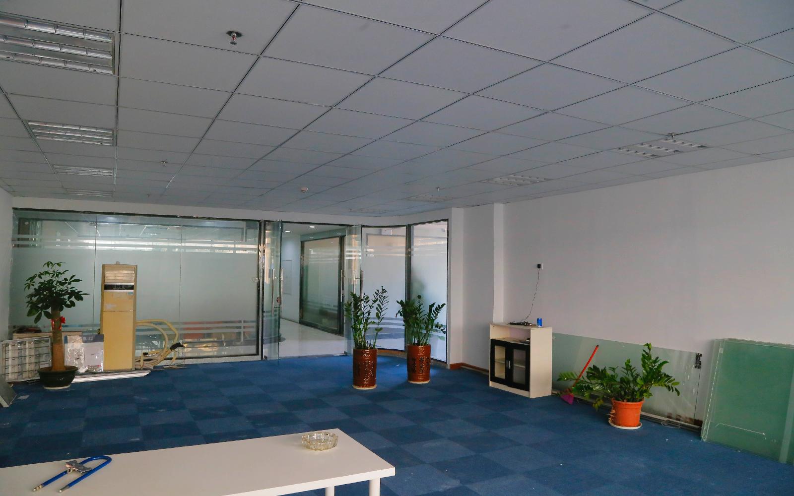 泰然工业区203栋写字楼出租155平米精装办公室85元/m².月