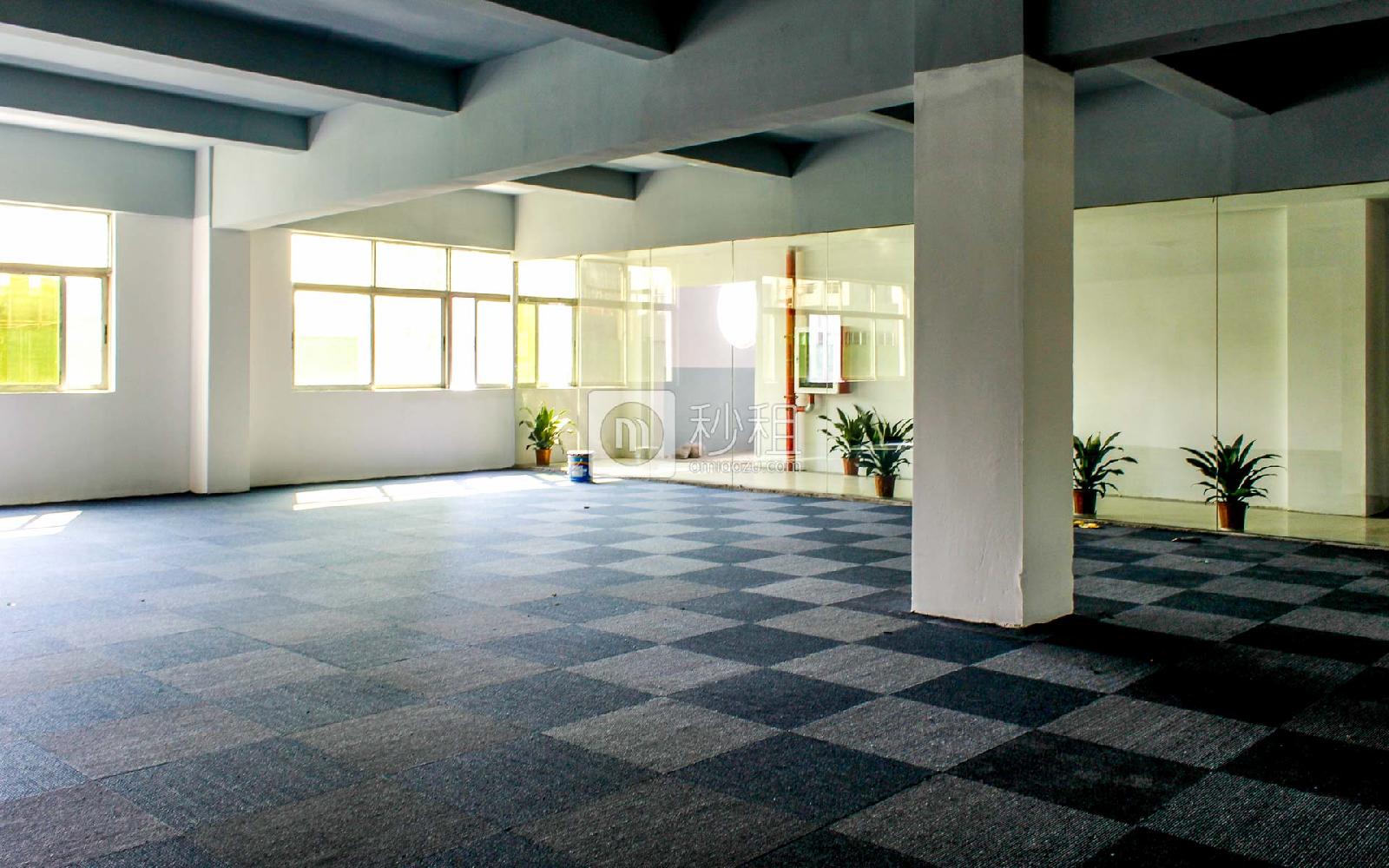 兴龙富创客园写字楼出租245平米简装办公室52元/m².月