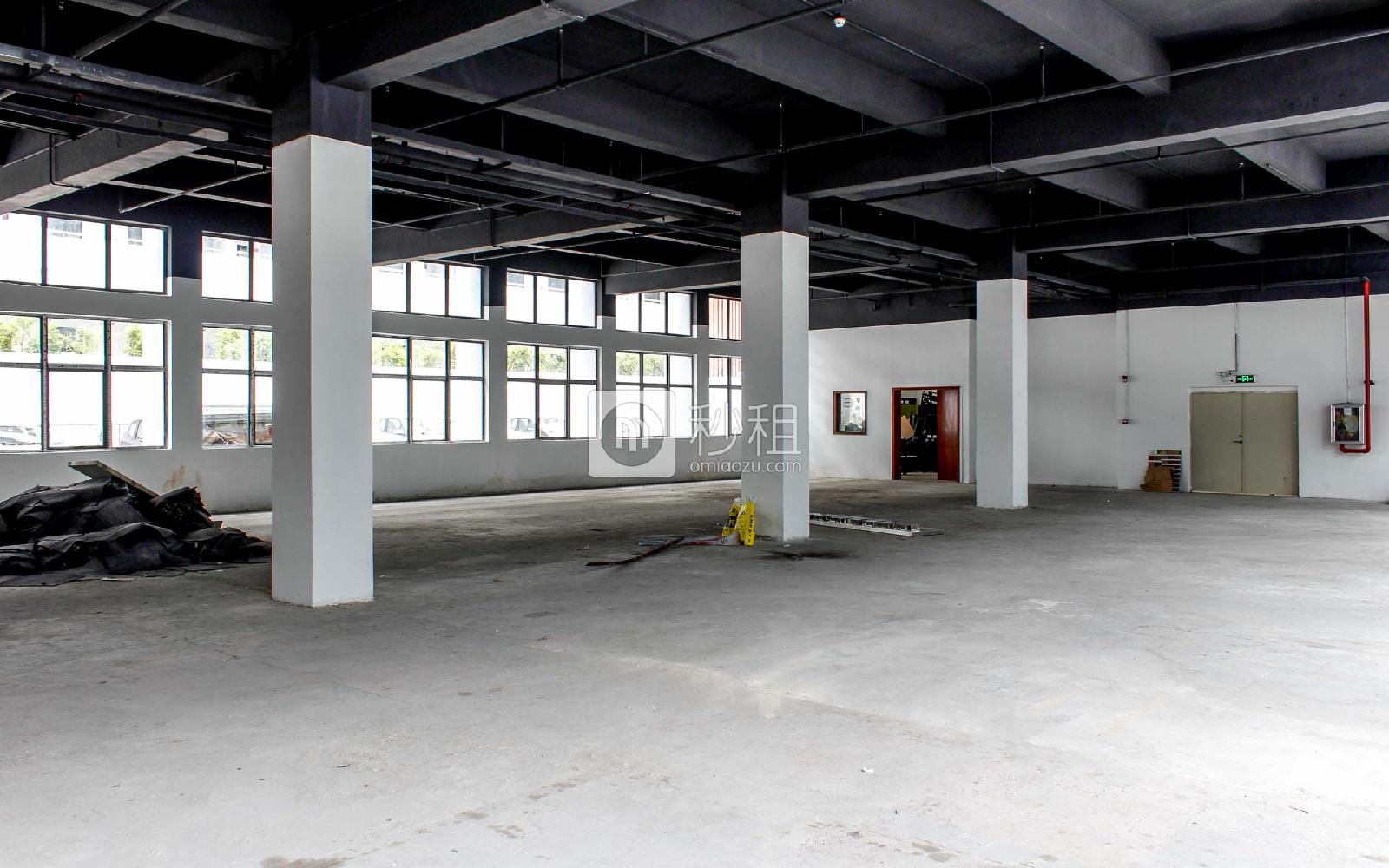 1983创意小镇-盘古创意电商谷写字楼出租971平米毛坯办公室55元/m².月