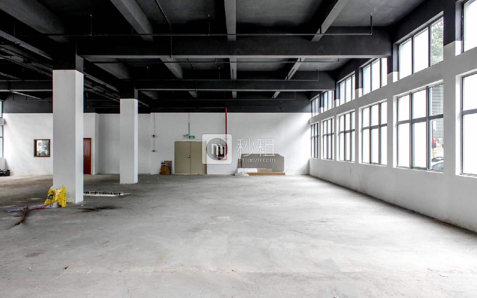 1983创意小镇-盘古创意电商谷写字楼出租971平米毛坯办公室55元/m².月