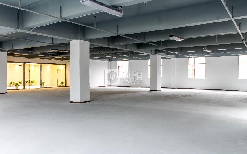 泽润中心写字楼出租676平米简装办公室55元/m².月