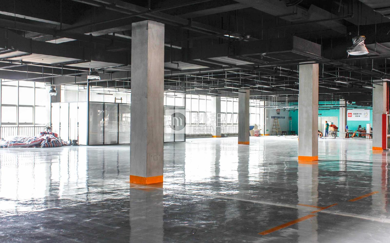 前海国际汽车园写字楼出租800平米简装办公室81元/m².月