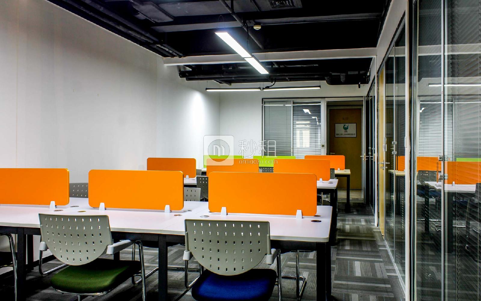彩虹城-国汇通众创空间写字楼出租64平米精装办公室8300元/间.月