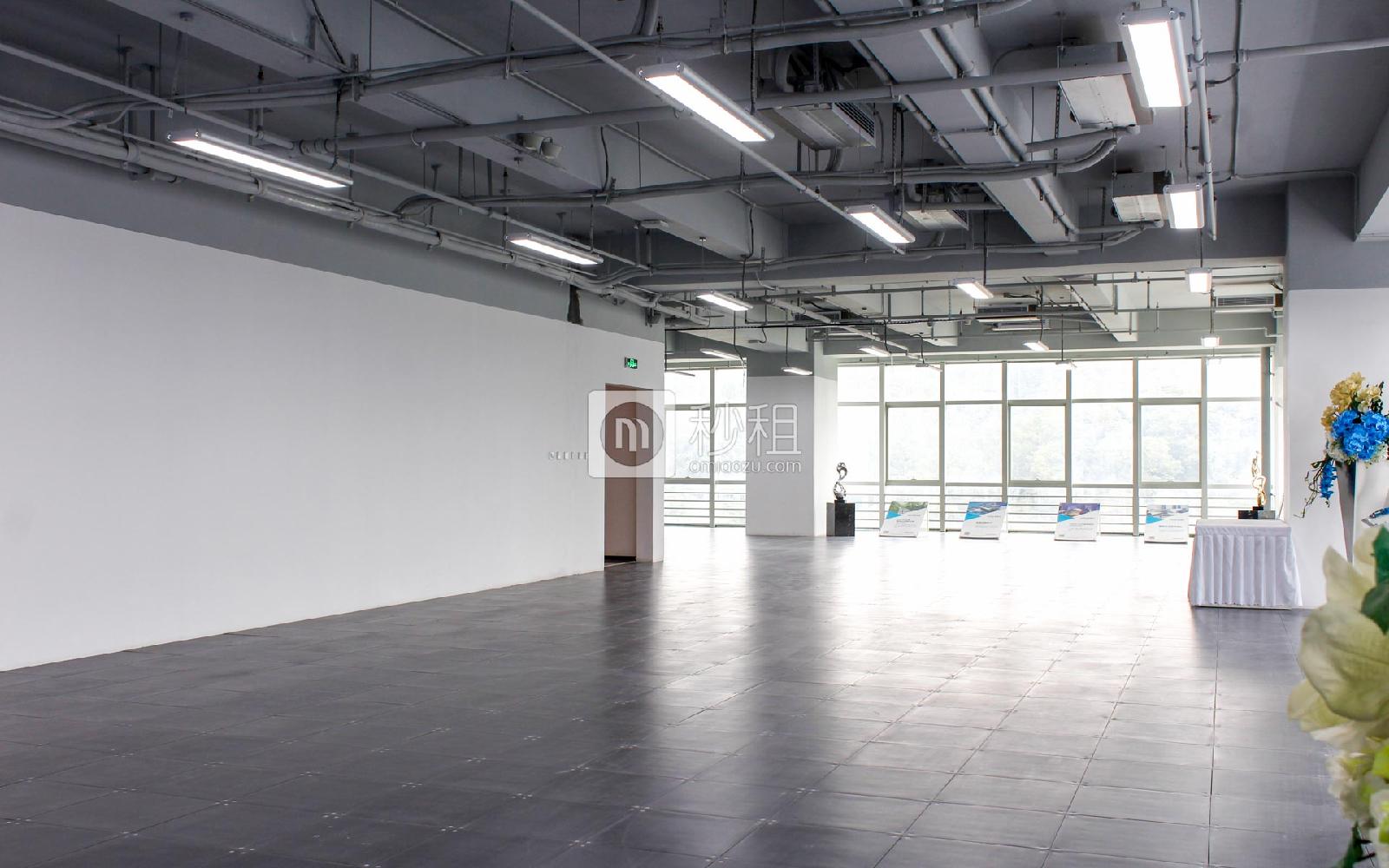 星河WORLD（三期）写字楼出租350平米简装办公室140元/m².月