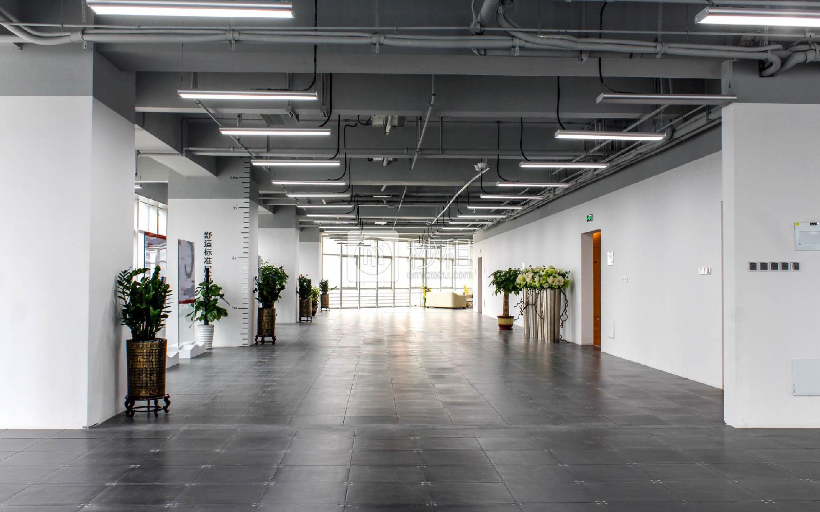 星河WORLD（三期）写字楼出租1000平米简装办公室140元/m².月