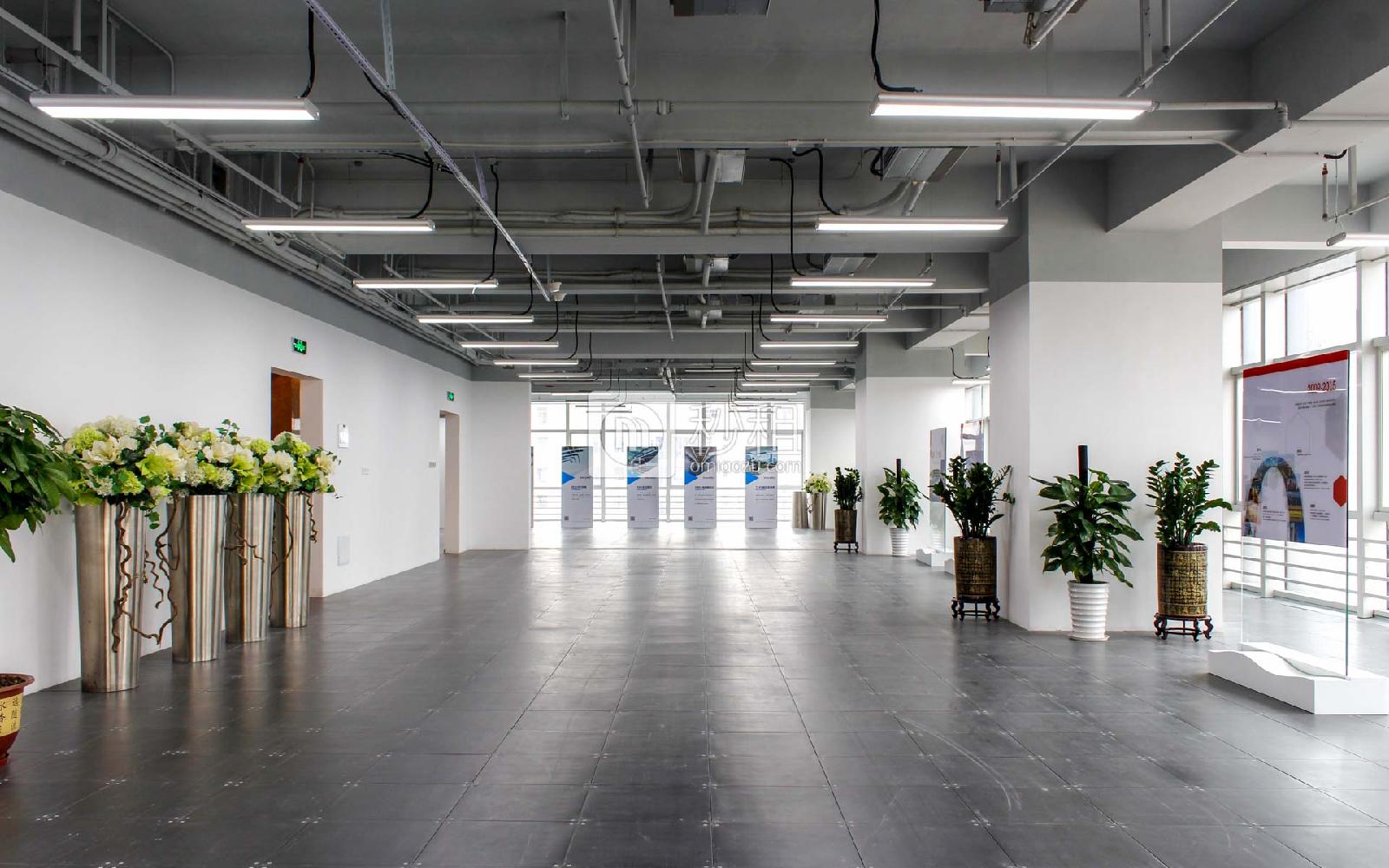 星河WORLD（三期）写字楼出租1000平米简装办公室140元/m².月