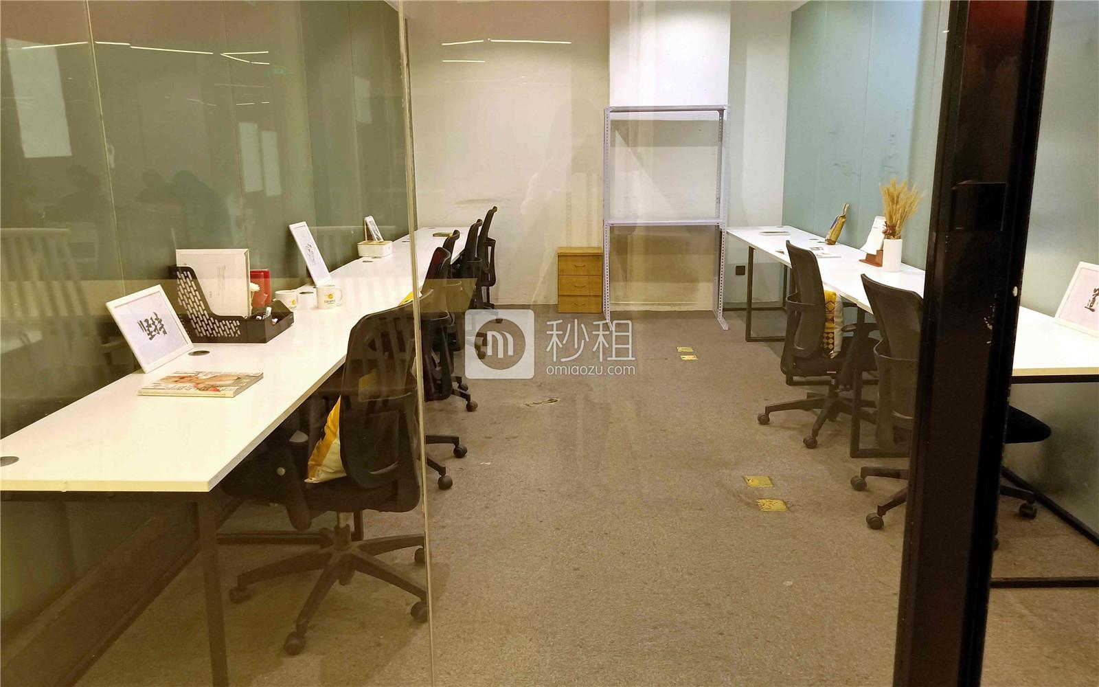 P2联合办公-E世界财富中心写字楼出租60平米精装办公室11000元/间.月