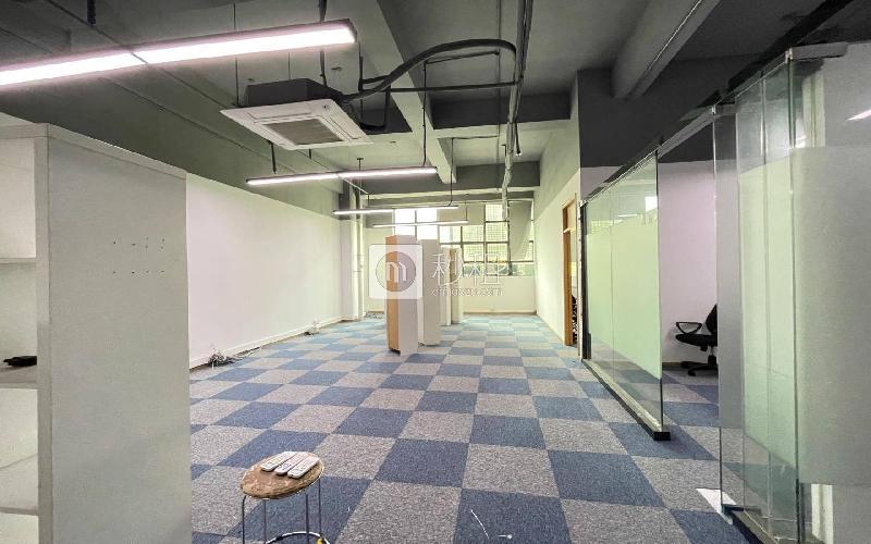 南山云谷创新产业园（一期）写字楼出租306平米精装办公室65元/m².月