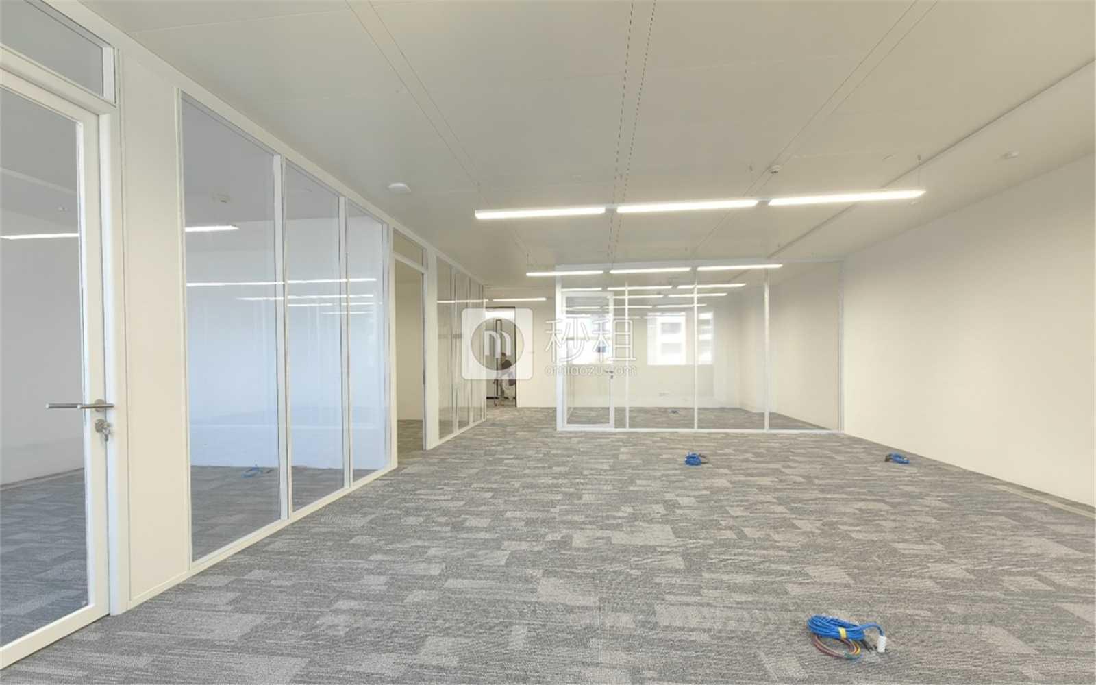 湾厦中心写字楼出租195.9平米精装办公室135元/m².月