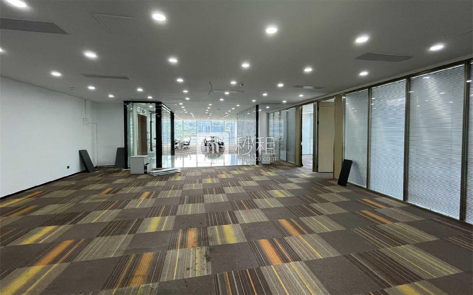 星河WORLD（二期）写字楼出租688平米精装办公室110元/m².月