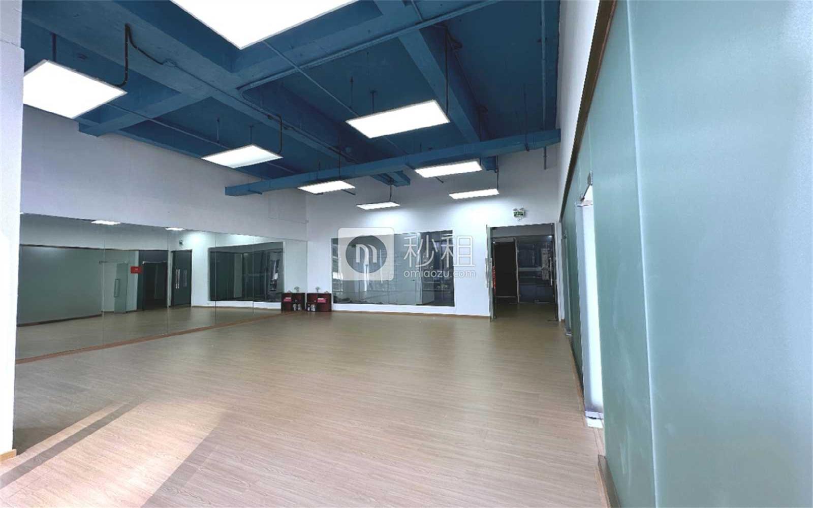 智慧广场写字楼出租375平米精装办公室68元/m².月