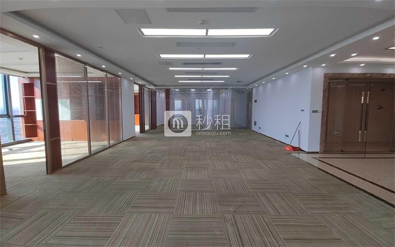 长富金茂大厦写字楼出租360平米精装办公室190元/m².月