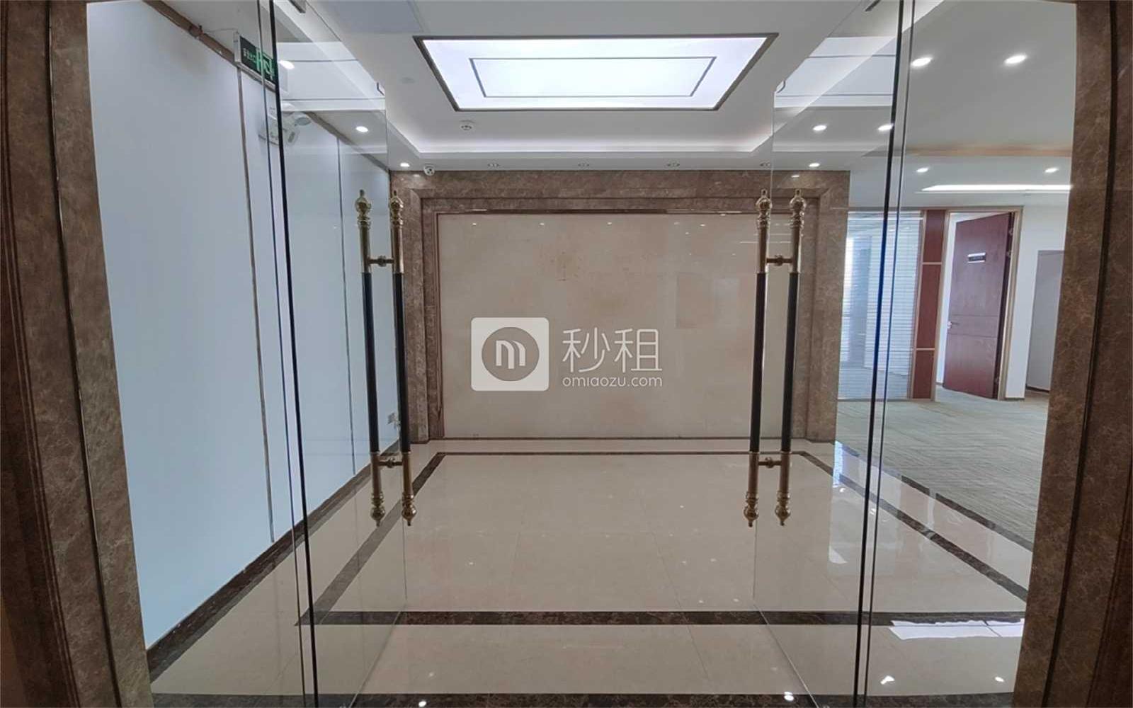 长富金茂大厦写字楼出租360平米精装办公室190元/m².月