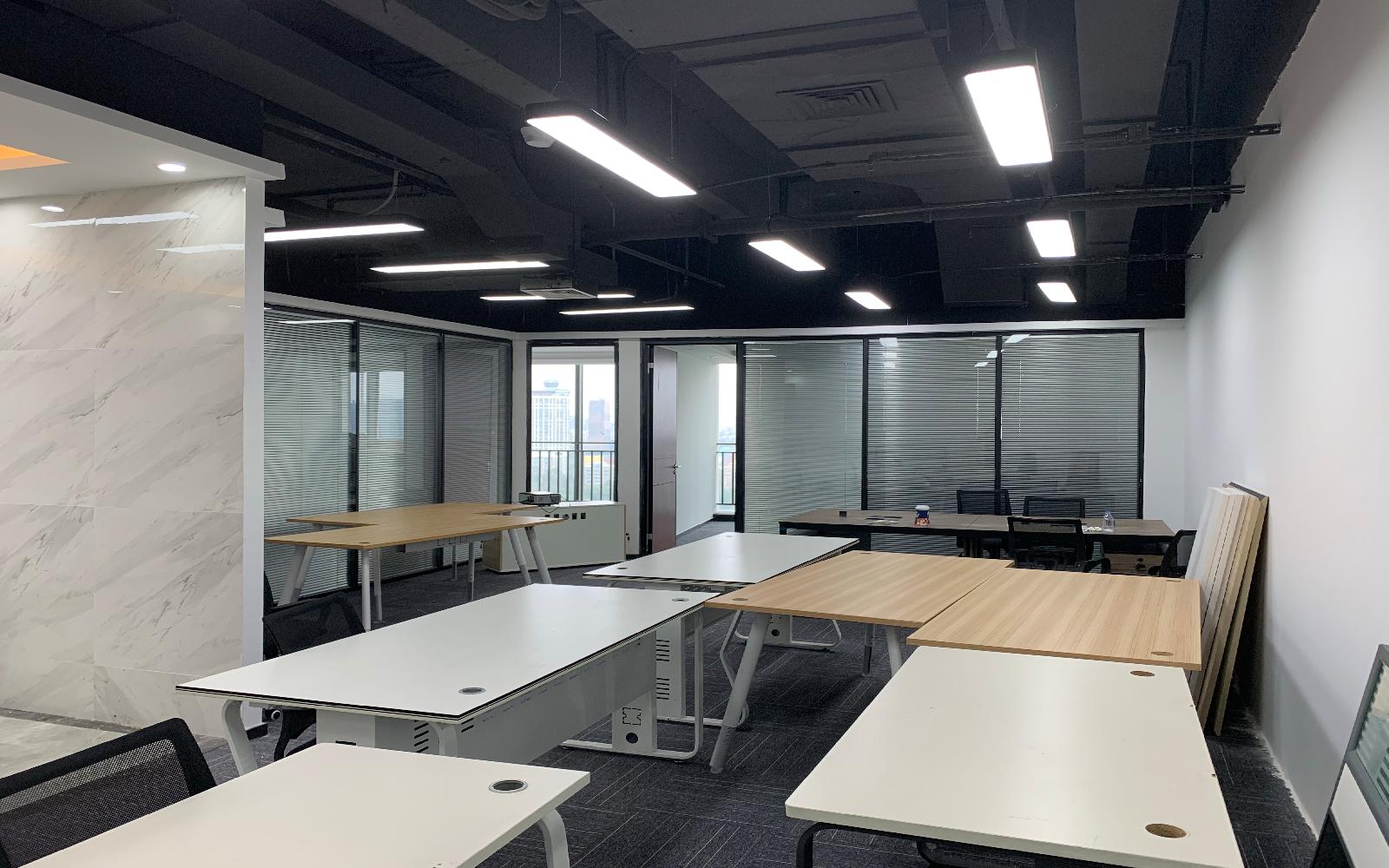 长虹科技大厦写字楼出租228平米精装办公室110元/m².月