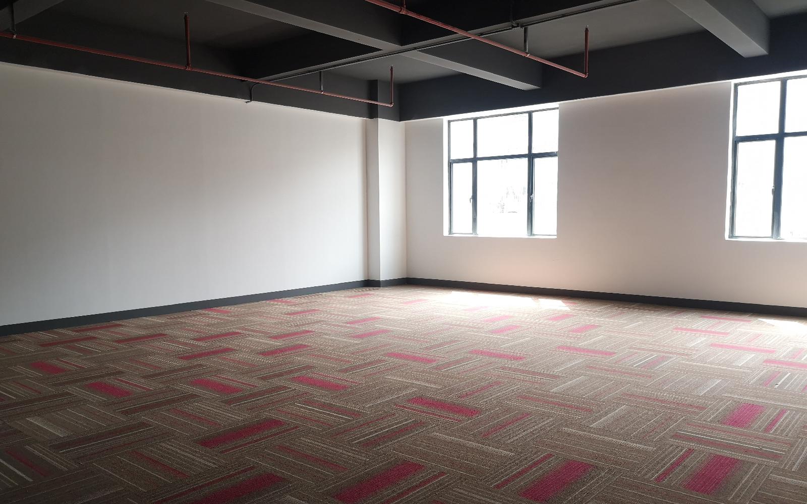 聚创金谷文化创意园写字楼出租240平米简装办公室68元/m².月