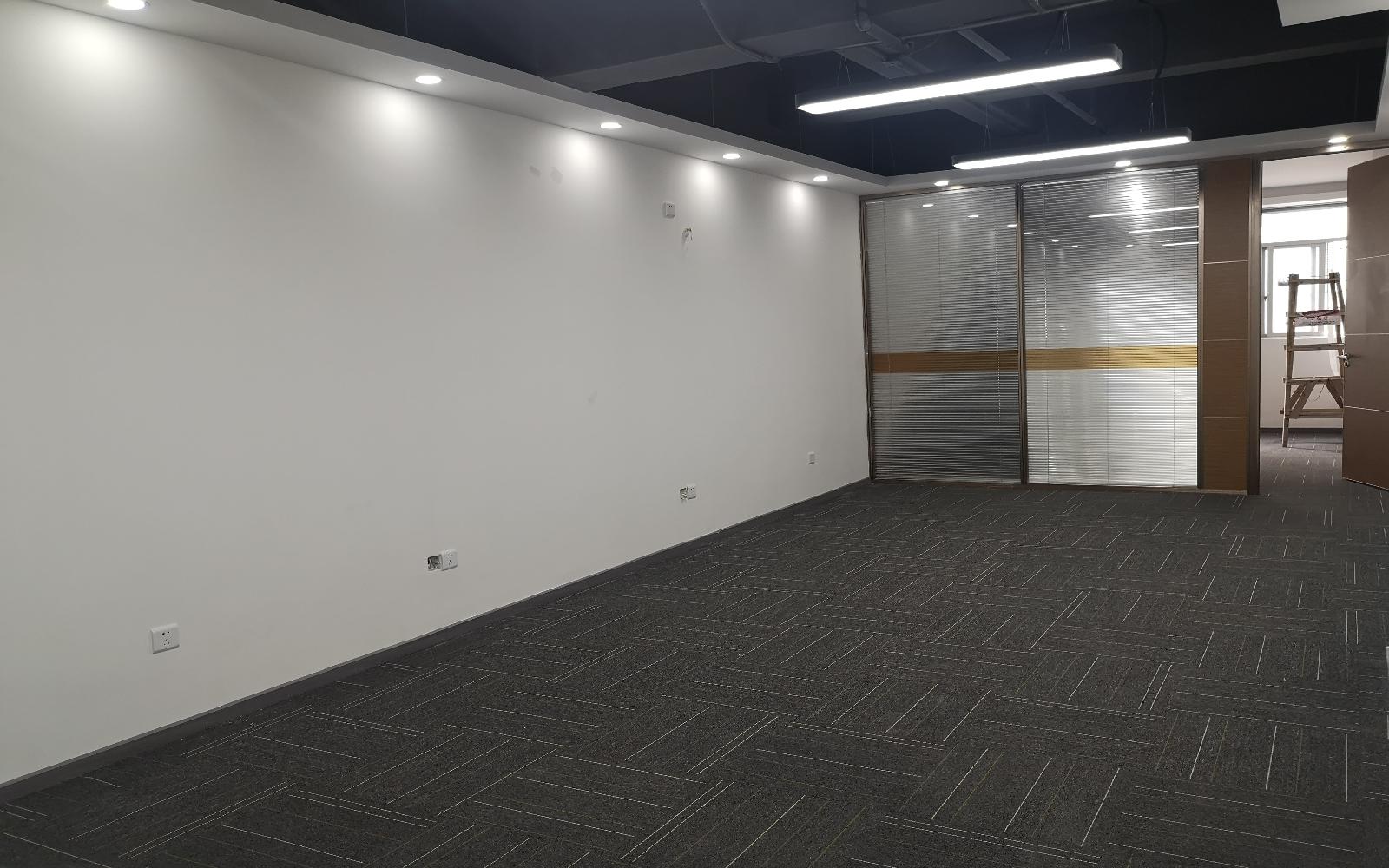 前沿商务空间写字楼出租105平米精装办公室70元/m².月