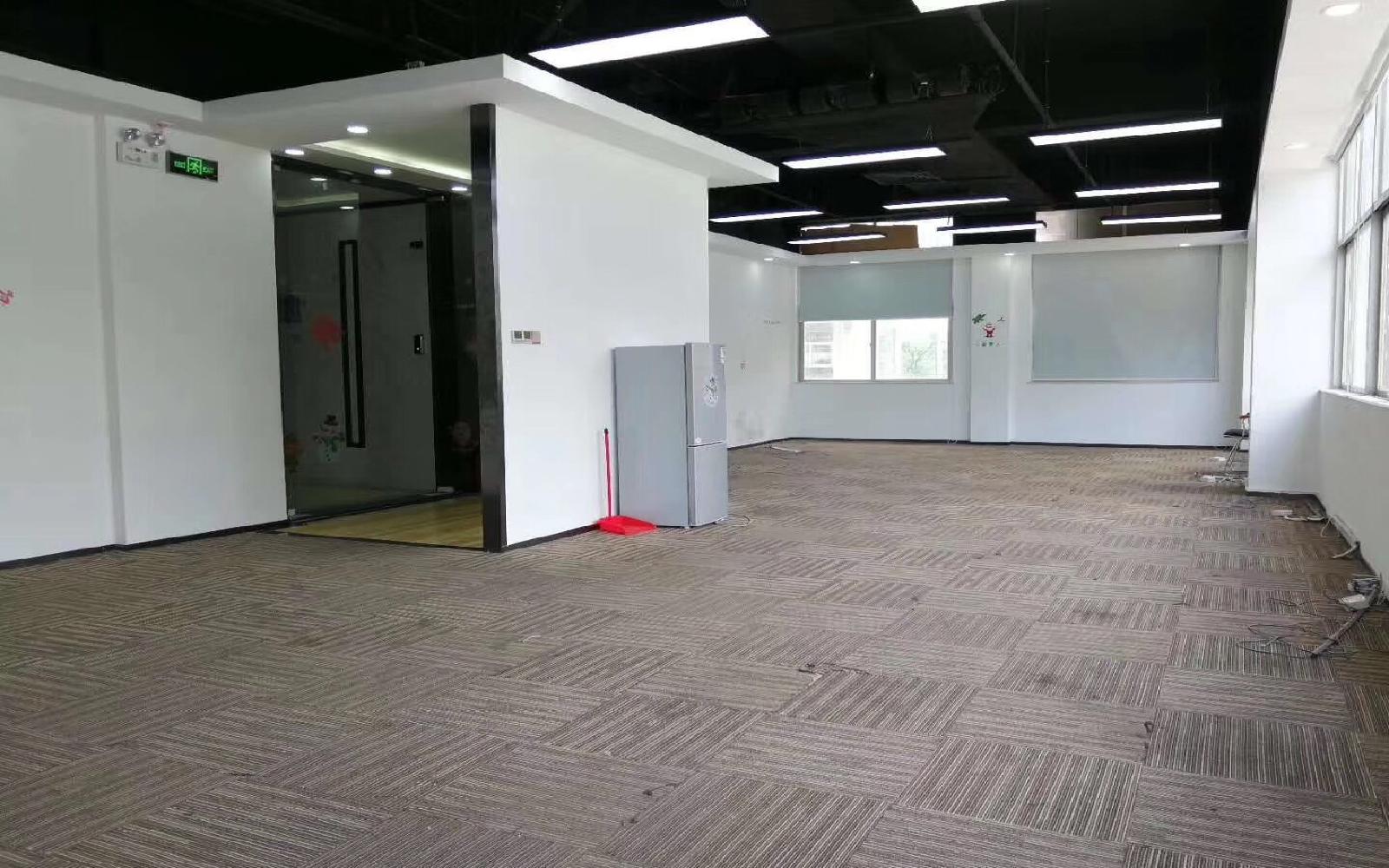 南山智园写字楼出租627平米精装办公室130元/m².月