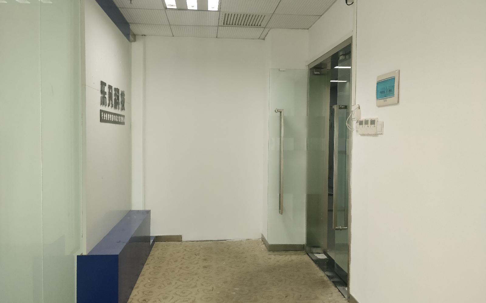 兰光科技园写字楼出租363平米简装办公室65元/m².月