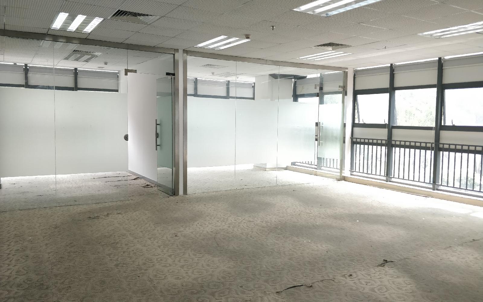 兰光科技园写字楼出租363平米简装办公室65元/m².月