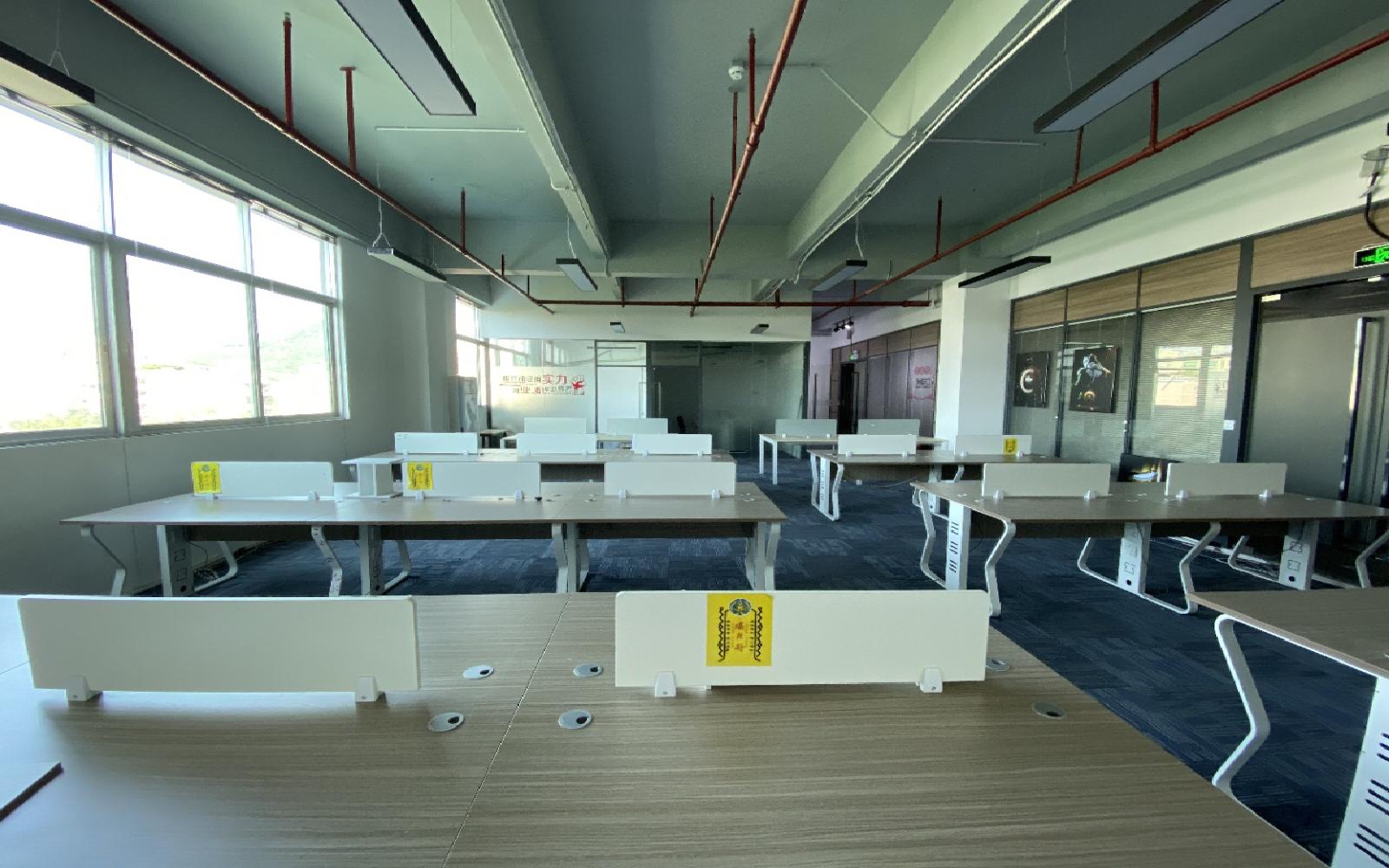 启龙中心写字楼出租238平米精装办公室68元/m².月