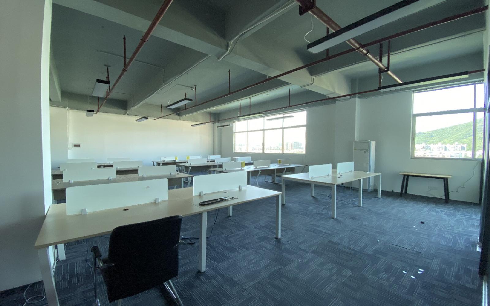 启龙中心写字楼出租238平米精装办公室68元/m².月