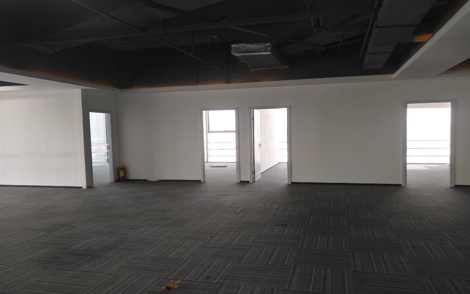 星河WORLD（一期）写字楼出租376平米精装办公室131元/m².月