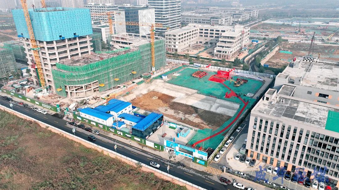 成都东部新区城市核心区的最高地标建筑民航科技创新示范区一期工程项目全面封顶