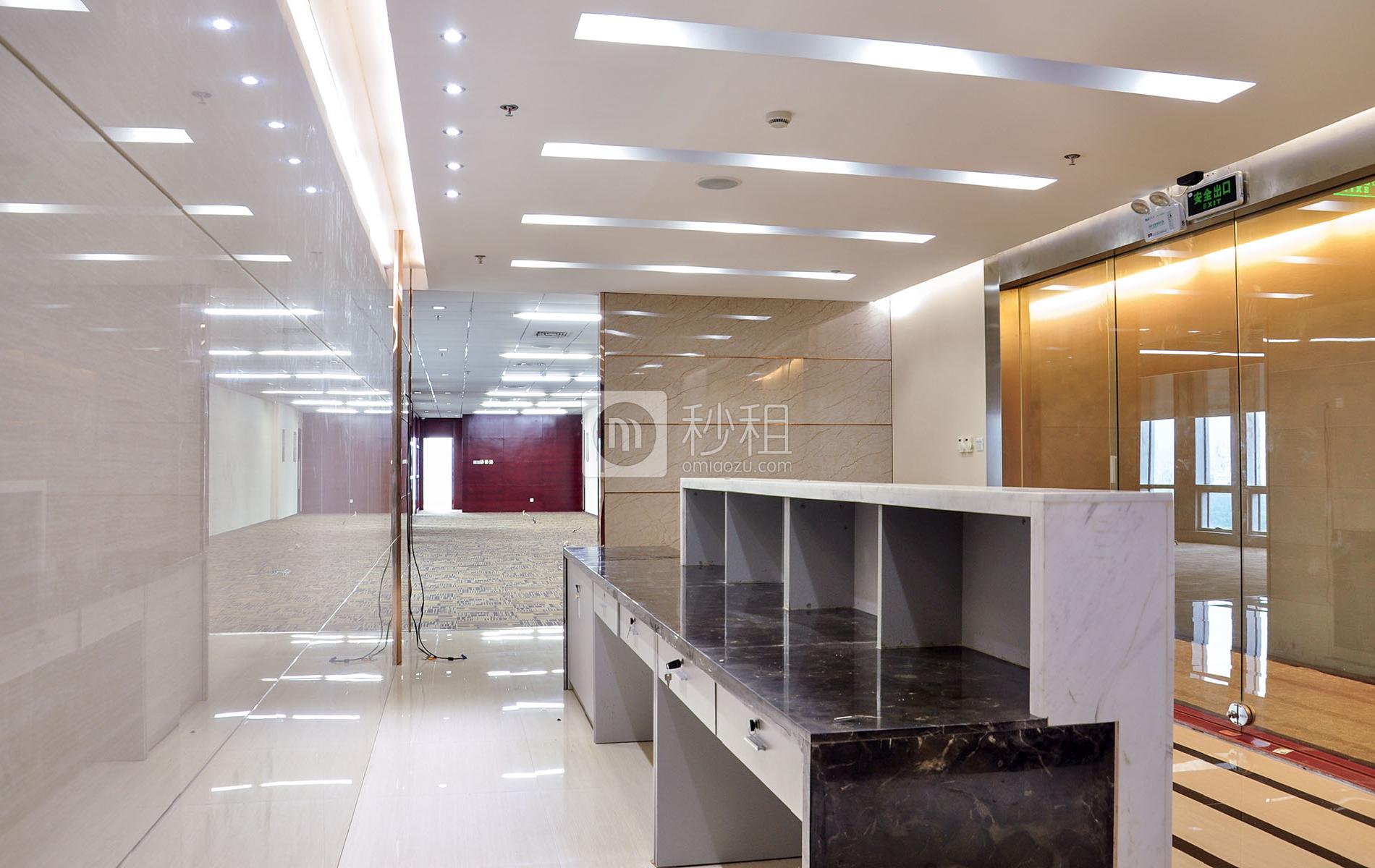 新世界中心写字楼出租592平米豪装办公室300元/m².月