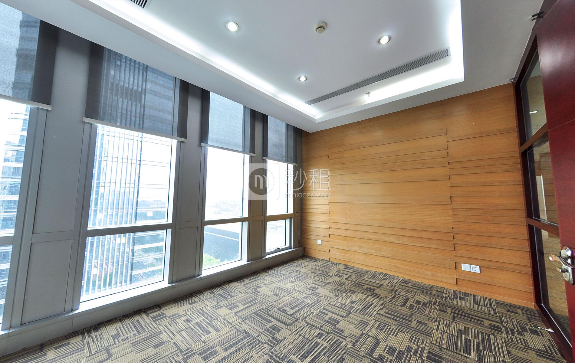 新世界中心写字楼出租592平米豪装办公室300元/m².月