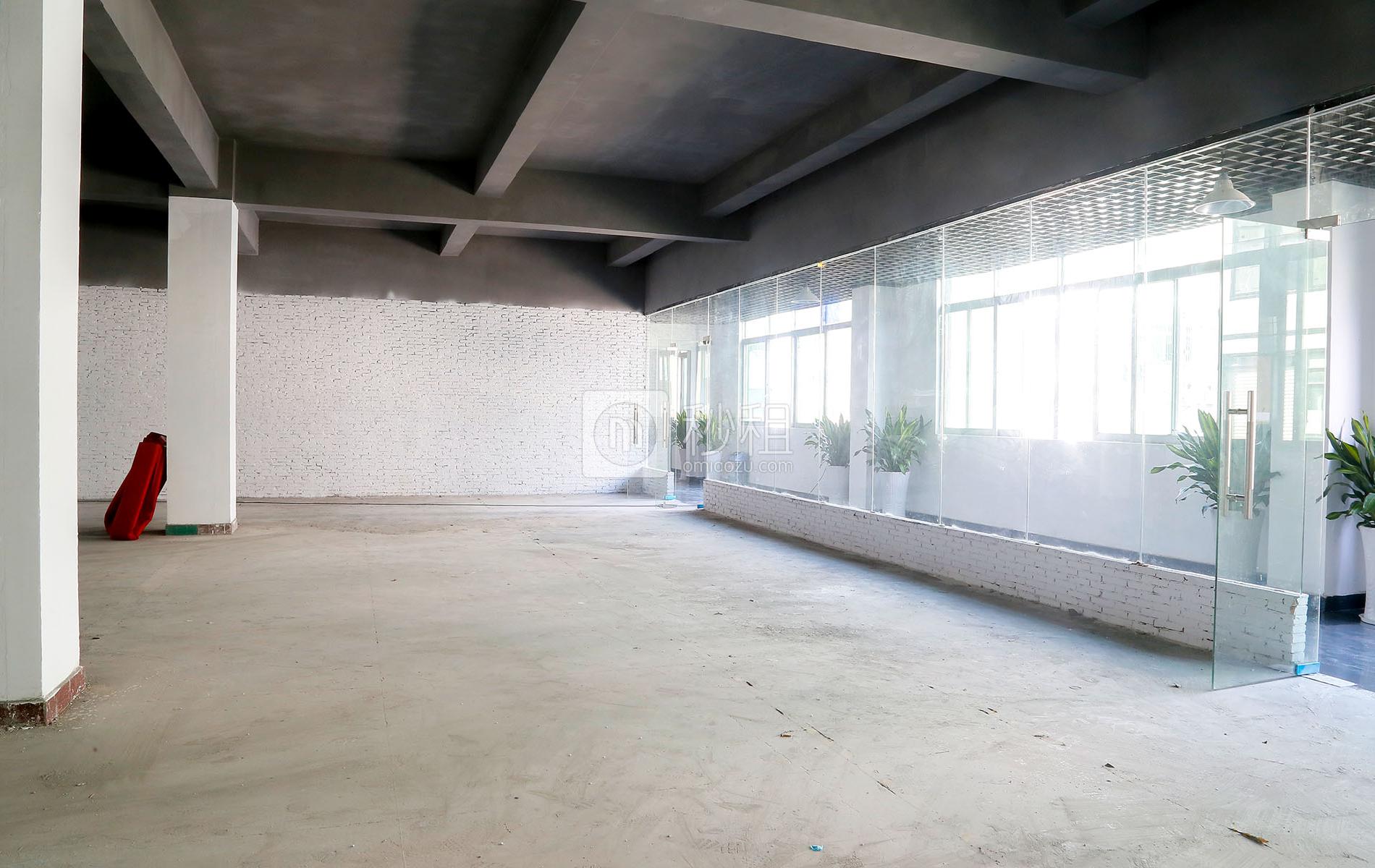 宝山创意园写字楼出租570平米毛坯办公室55元/m².月