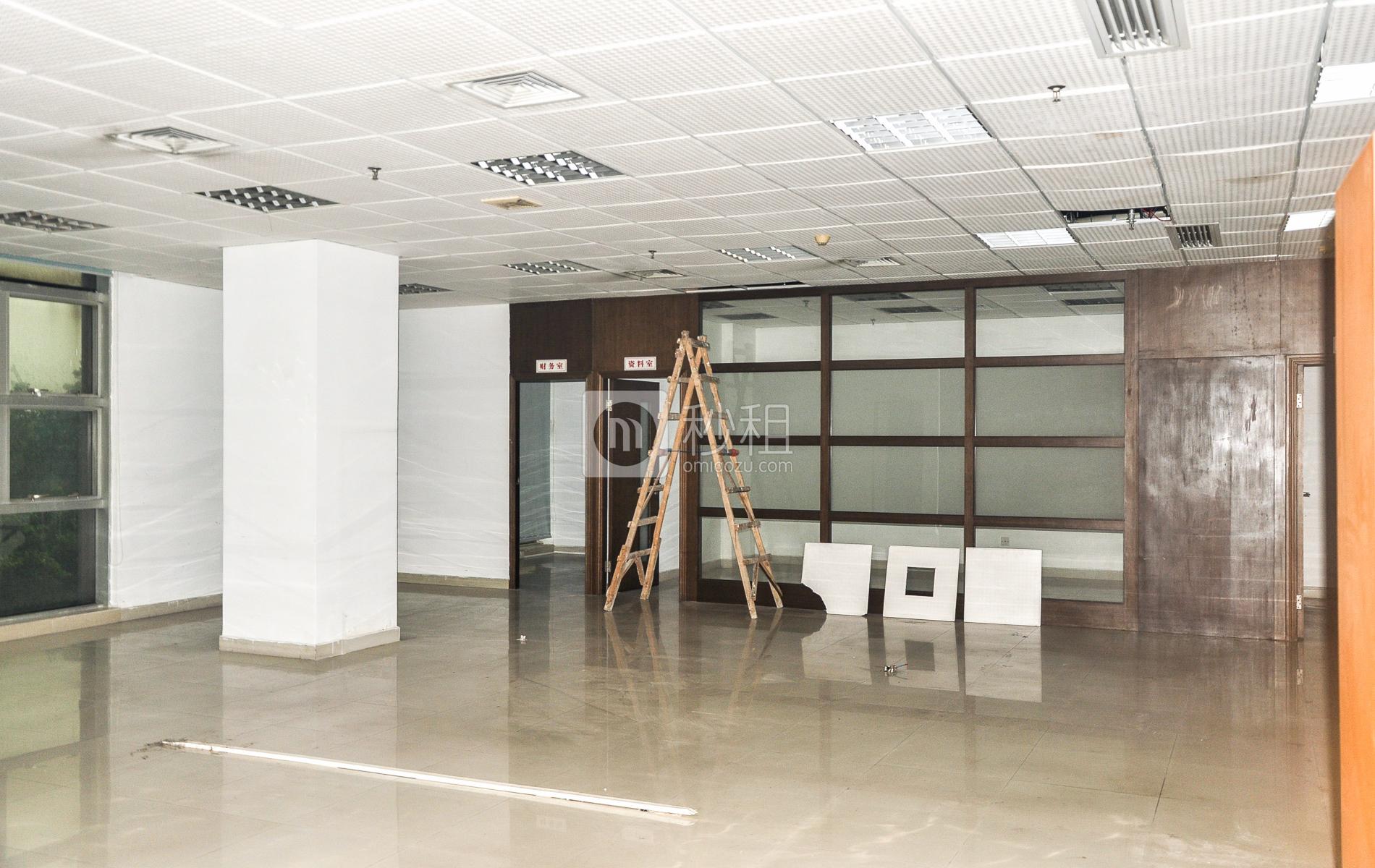 冠泓商务中心写字楼出租321平米简装办公室68元/m².月
