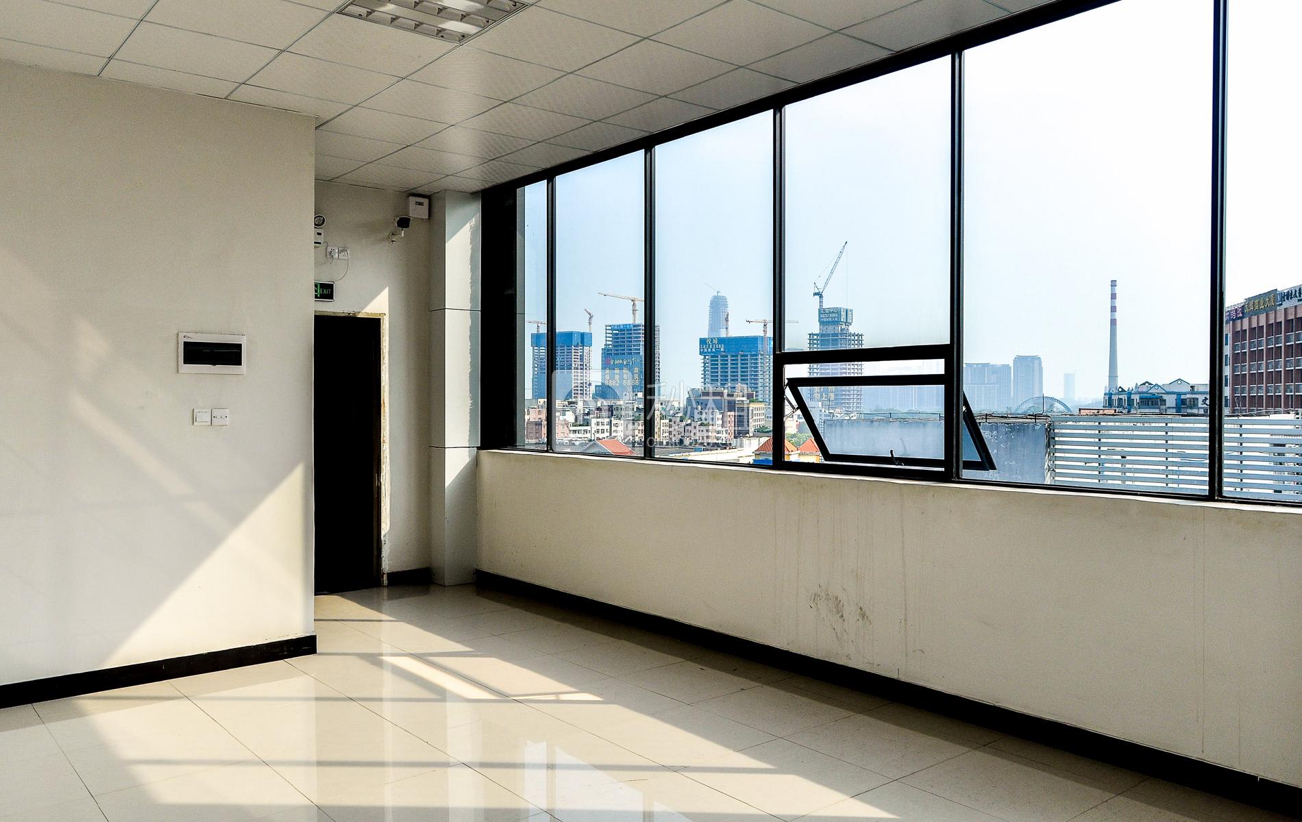 东岳财富广场写字楼出租1082平米毛坯办公室105元/m².月
