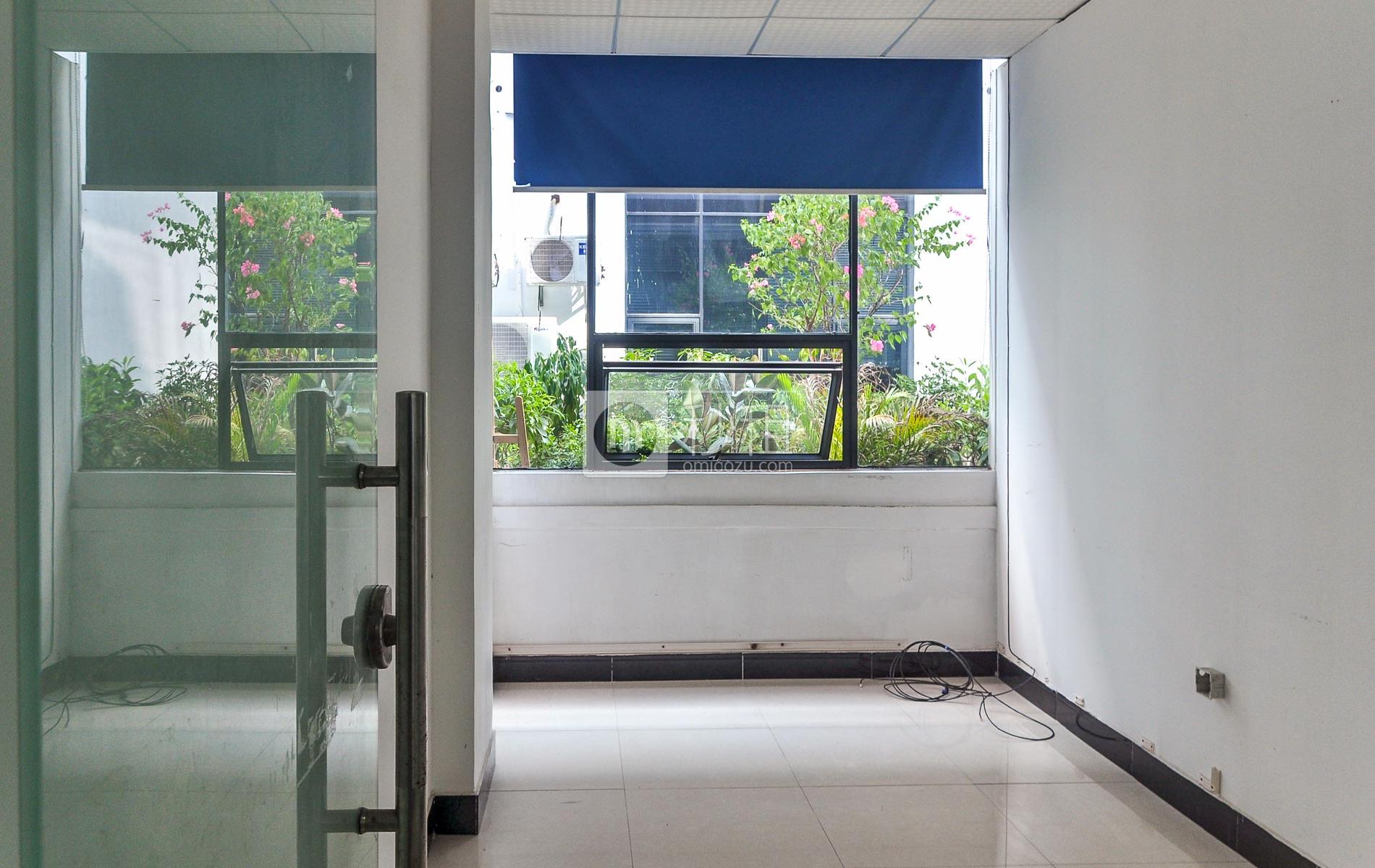冠达商务中心写字楼出租16平米简装办公室94元/m².月