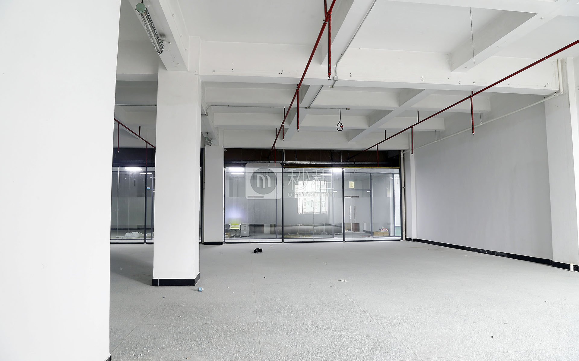 鸿丰华互联网创意园（云立方）写字楼出租550平米毛坯办公室30元/m².月