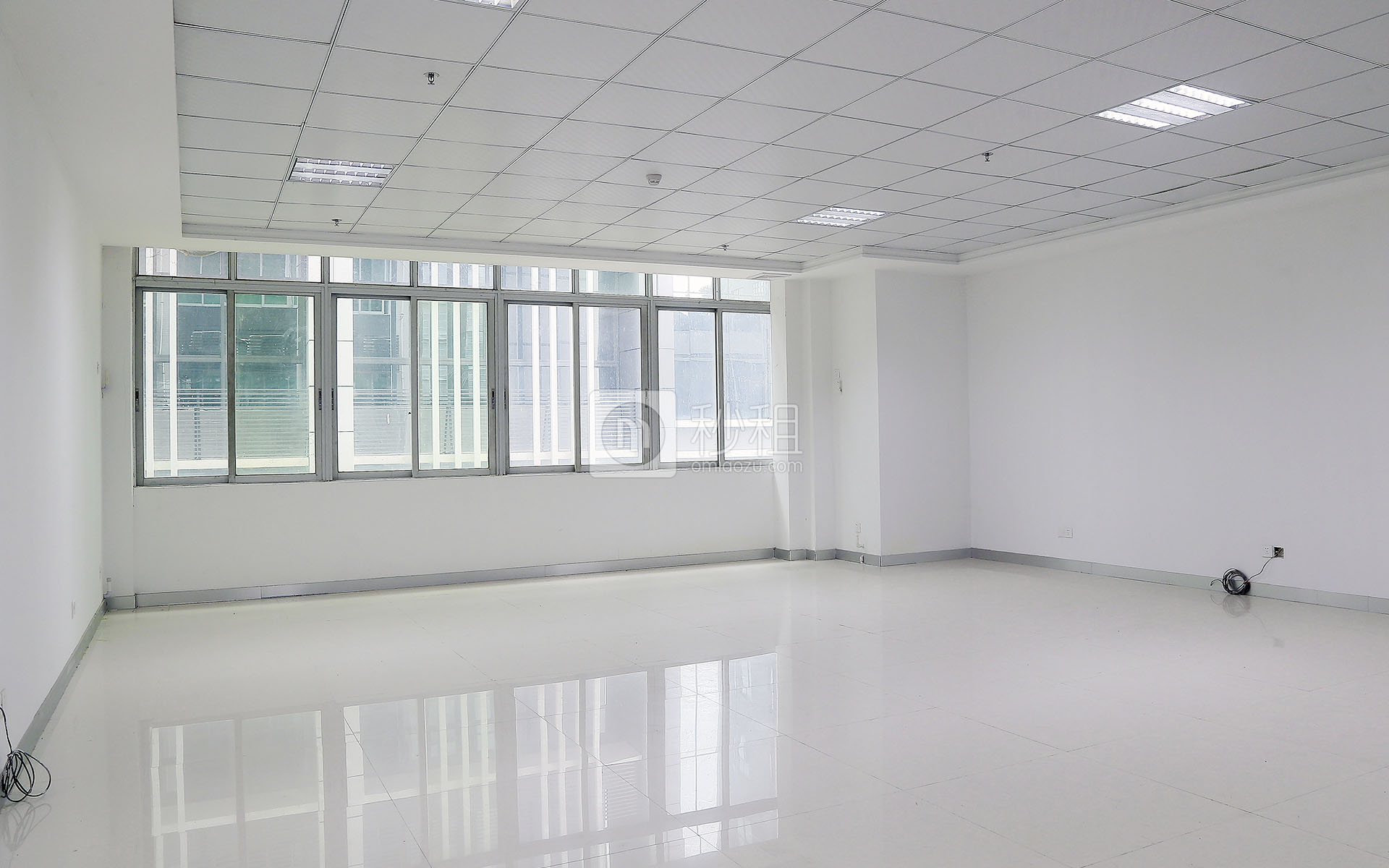 港之龙商务中心写字楼出租113平米简装办公室64元/m².月
