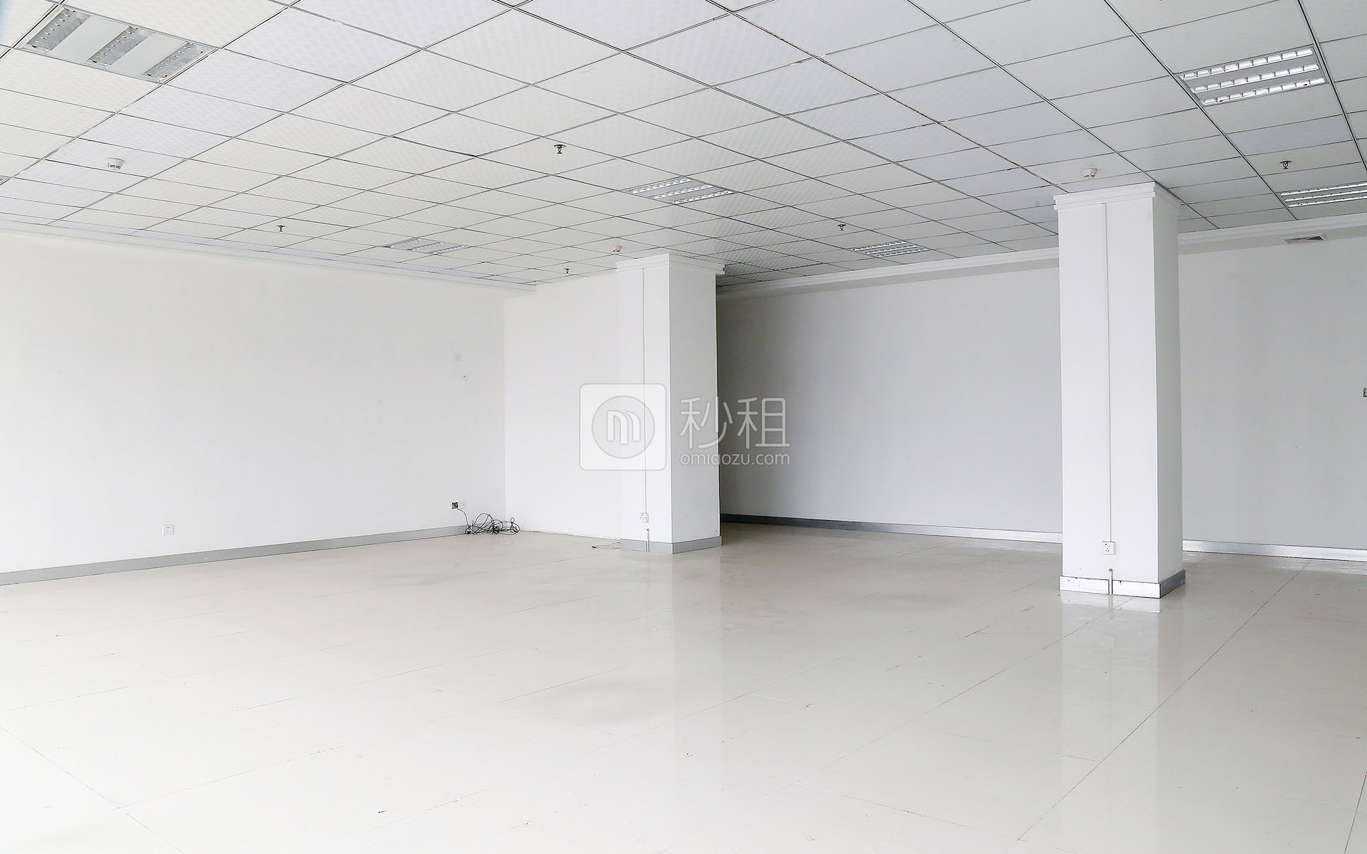 港之龙商务中心写字楼出租163平米简装办公室64元/m².月