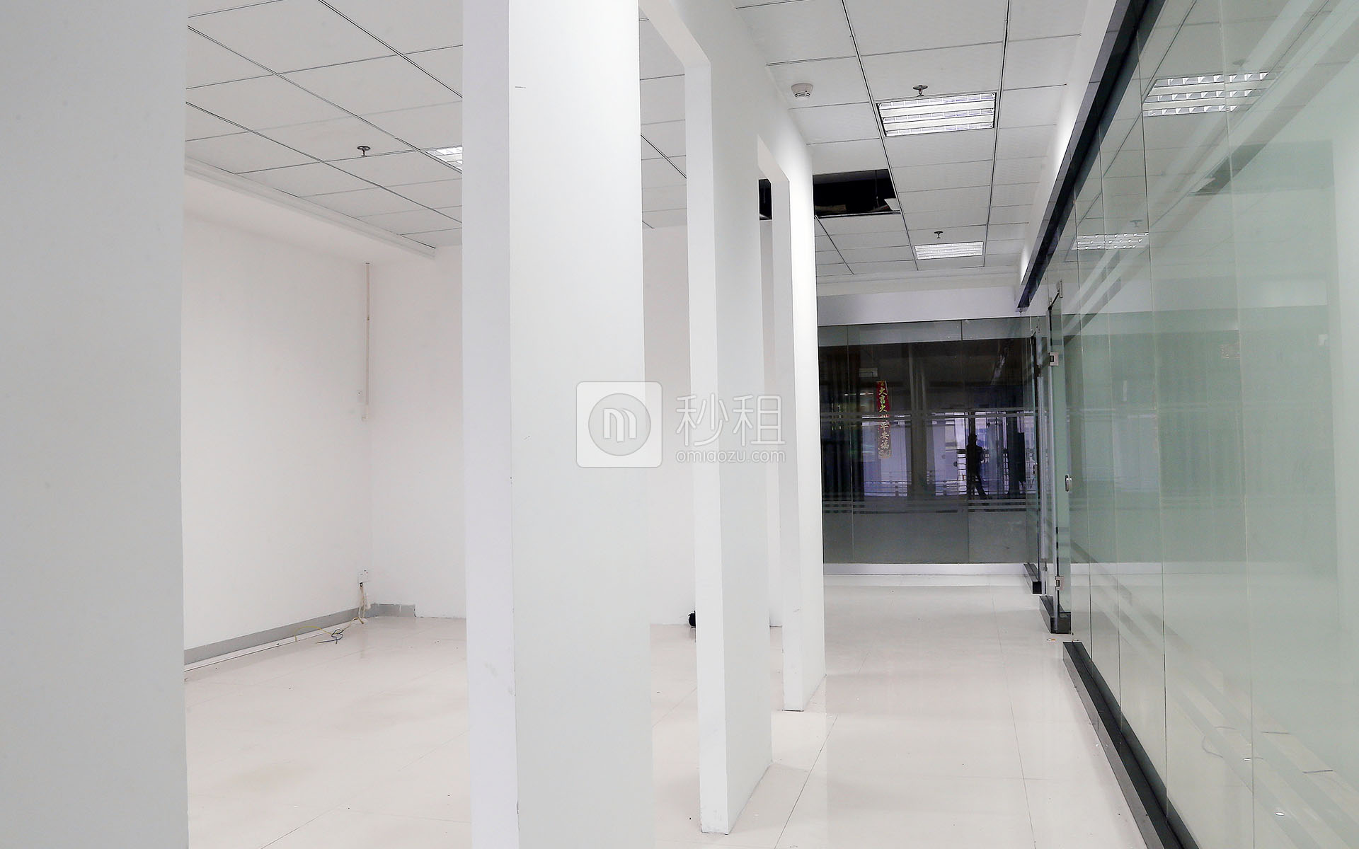 港之龙商务中心写字楼出租166平米简装办公室64元/m².月