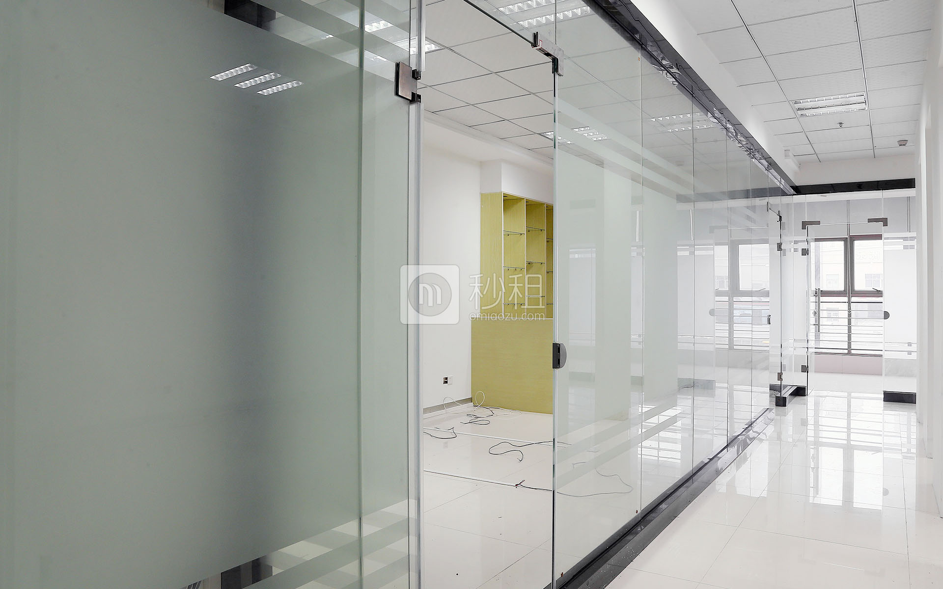 港之龙商务中心写字楼出租166平米简装办公室64元/m².月