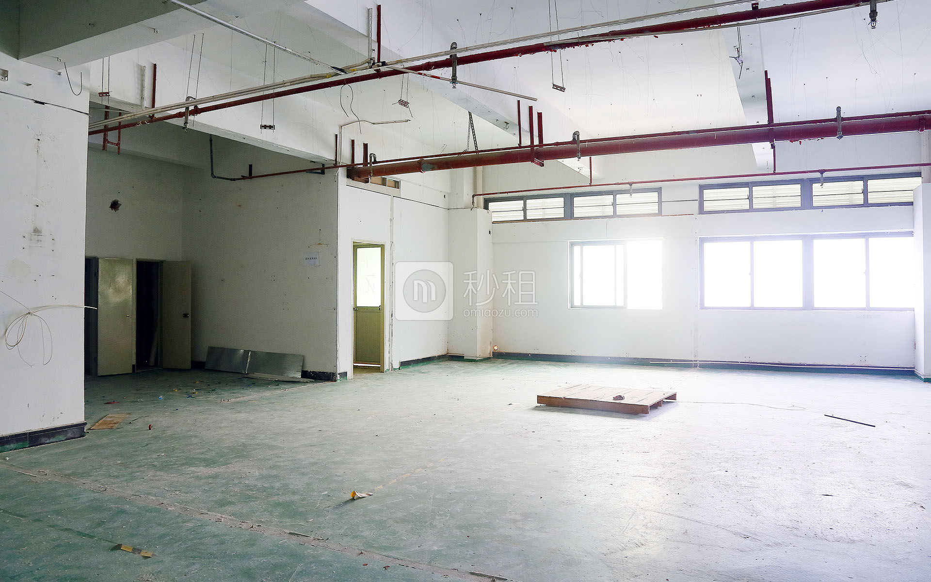 港之龙商务中心写字楼出租896平米毛坯办公室64元/m².月