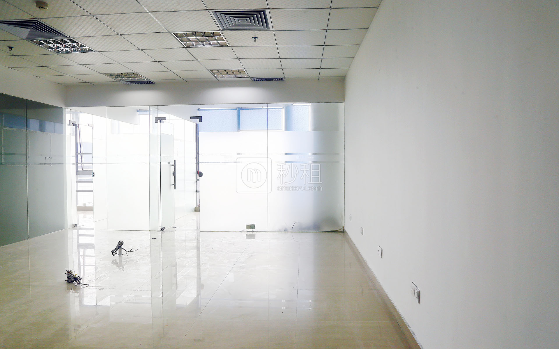 田厦国际中心写字楼出租169平米精装办公室180元/m².月
