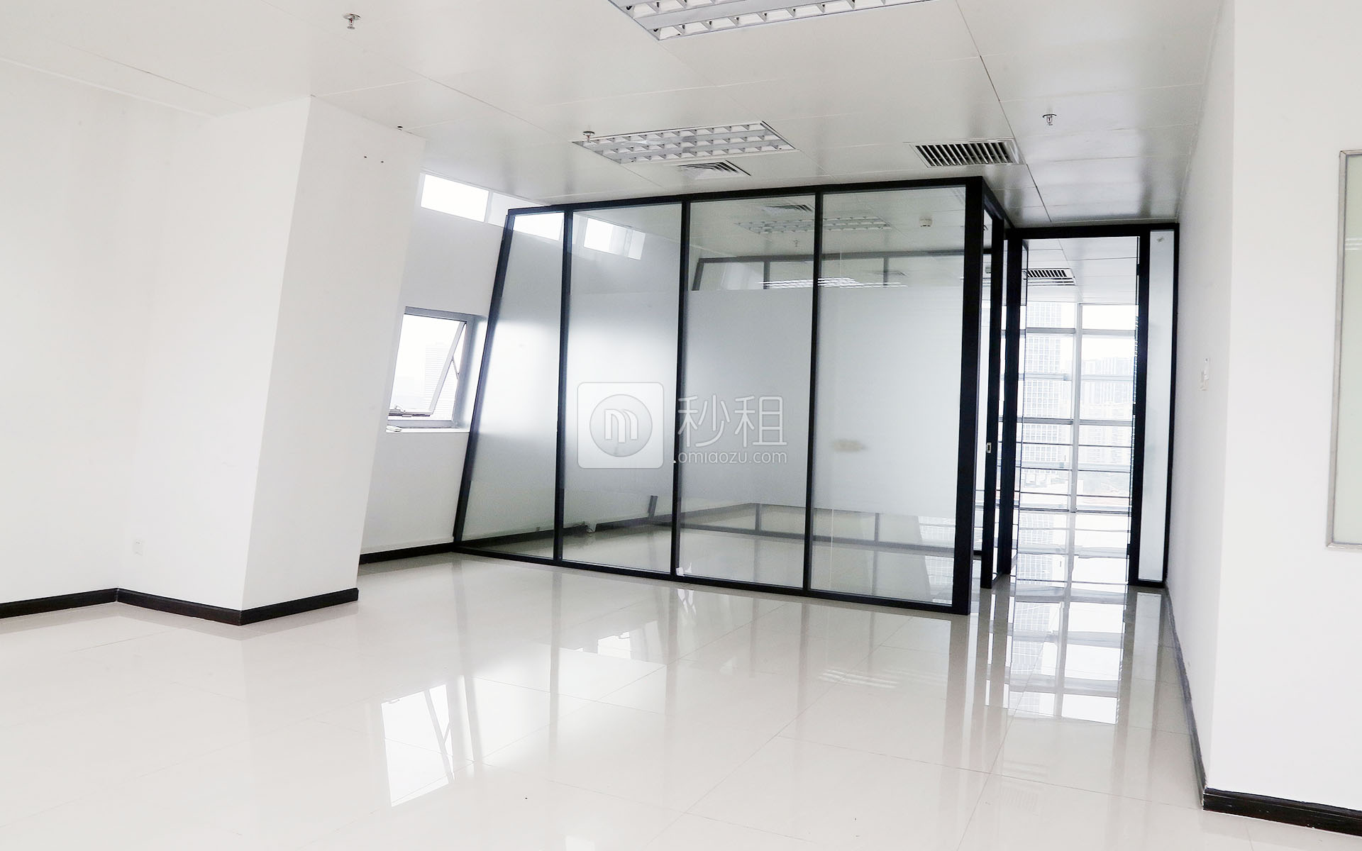 卫星大厦写字楼出租320平米精装办公室125元/m².月