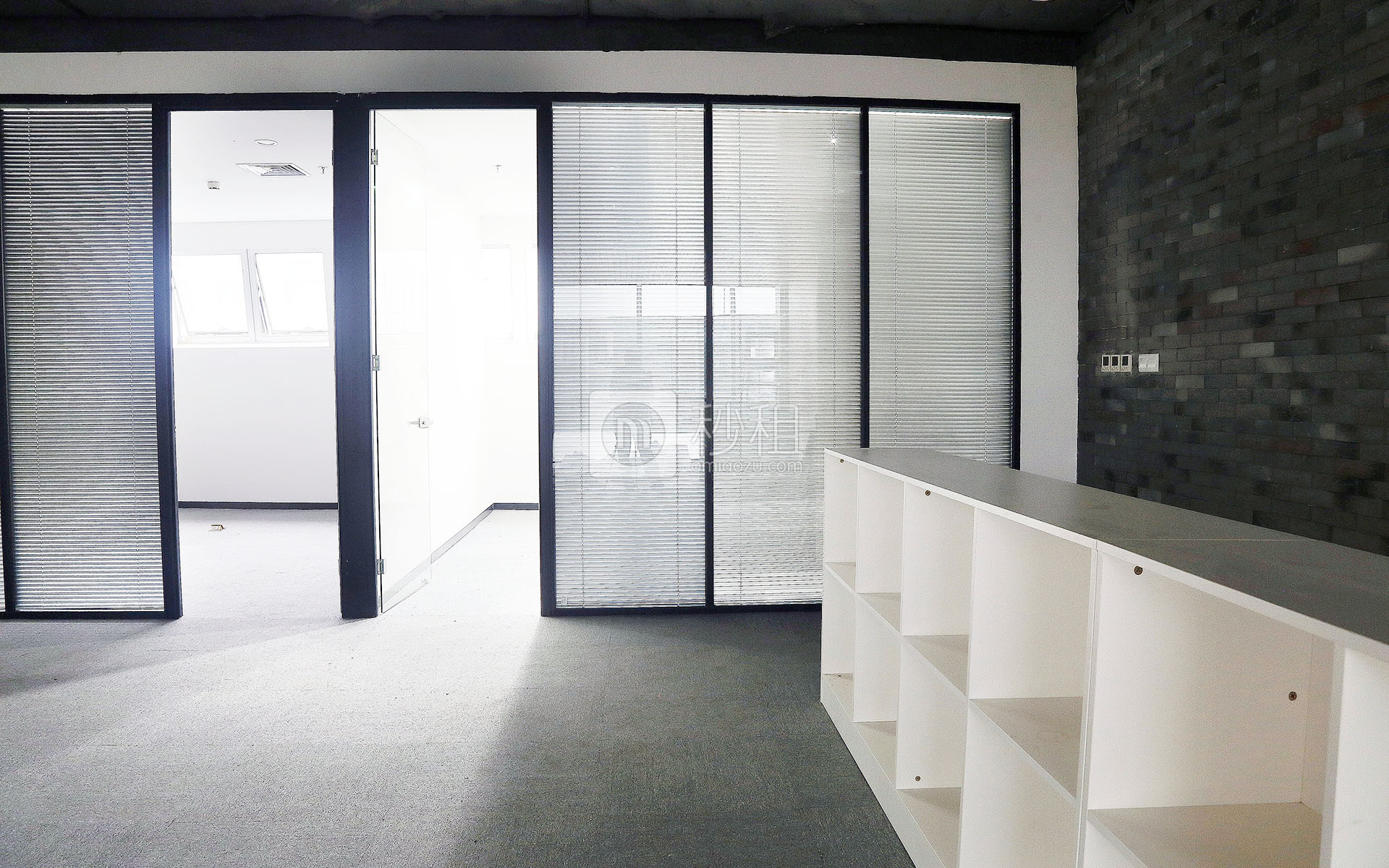 卫星大厦写字楼出租430平米精装办公室140元/m².月
